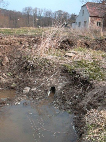 6_Před úpravou pravého břehu Volyňky občané sami hledali ústí kanalizace